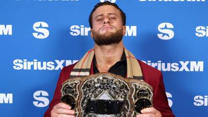 Una estrella de AEW arremete contra la leyenda de la WWE, Bret Hart, a quien llaman "Bombardeo".