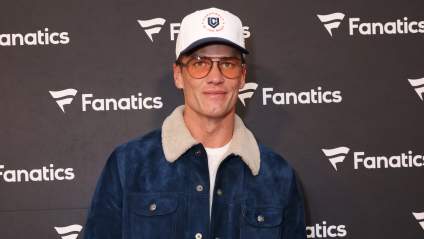 Tom Brady vinculado a Alix Earle, pero la serie de Netflix cuenta una historia diferente.