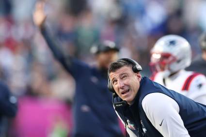 Jim Rome tiene una teoría conspirativa sobre el entrenador en jefe de los Patriots, Mike Vrabel, y el partido de la Semana 1 contra los Seahawks.