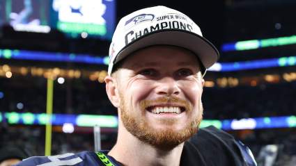 El mariscal de campo de los Seahawks, Sam Darnold, recibe una gran noticia con Marshawn Lynch en un anuncio de Netflix.