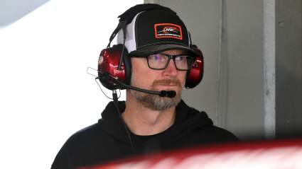 Dale Earnhardt Jr. calla a un enfadado fan de NASCAR tras un acalorado debate sobre el piloto más popular.