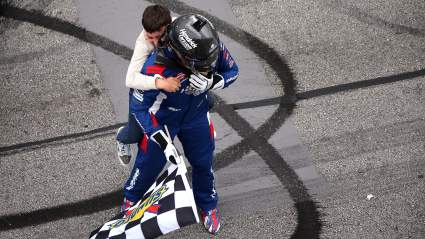 Brexton, hijo de Kyle Busch, rinde homenaje a su padre con un emotivo nuevo tributo.