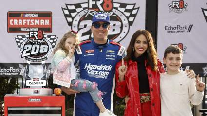Samantha Busch, Brexton Busch y Kurt Busch hacen su primera aparición pública desde el fallecimiento de Kyle Busch.