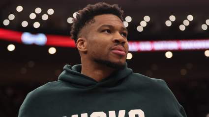 Los 76ers consiguen a Giannis Antetokounmpo en una sorprendente propuesta de tres equipos.