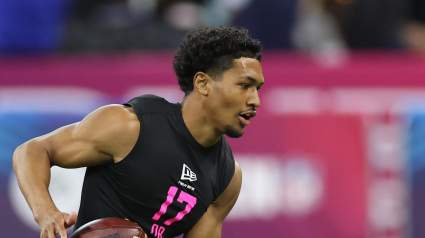 El novato de los Dolphins recibe críticas por su desempeño en los entrenamientos voluntarios: "Tiene mucho que aprender".