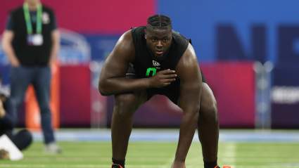 El jugador elegido por los Eagles en el segundo día del draft recibe elogios por su físico de 2,06 metros y 157 kilos en el minicampamento de novatos.