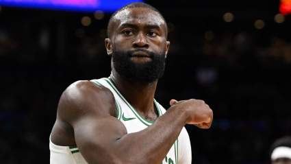 Joel Embiid recibe otro golpe de Jaylen Brown tras la serie entre los 76ers y los Celtics.