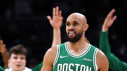 Derrick White, de los Celtics, recibe un homenaje de sus compañeros de la NBA.