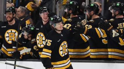 Los Bruins anuncian la extensión de contrato para el exjugador seleccionado en la primera ronda.