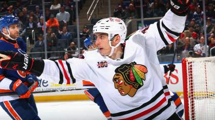 Informe: El mejor delantero agente libre de los Blackhawks está disponible para ser traspasado.