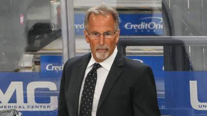 Según fuentes internas, John Tortorella podría ser contratado como entrenador de los Oilers.