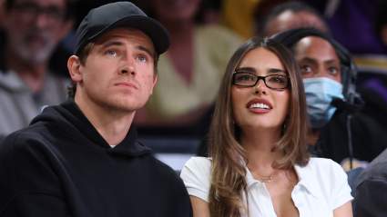 El mariscal de campo de los Chargers recibe una advertencia por acompañar a su novia Madison Beer en la gira.