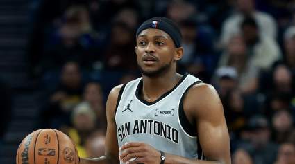 Los Spurs reciben noticias preocupantes sobre la lesión de De'Aaron Fox a pesar de la victoria en el cuarto partido.
