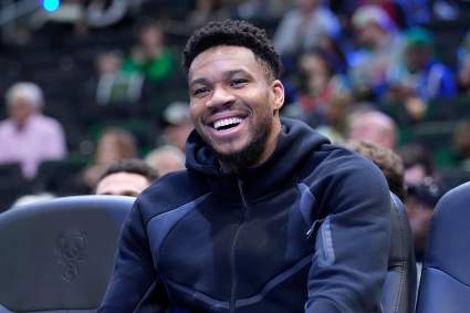 Giannis recibe una decisión de la NBA en medio de intensos rumores de traspaso a los Bucks.