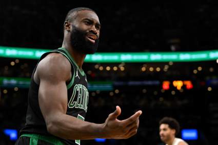 Un excompañero de los Celtics critica duramente a Jaylen Brown tras sus comentarios que se hicieron virales.