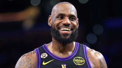 LeBron James le envía un mensaje a RJ Barrett después de que los Lakers vencieran a los Rockets.