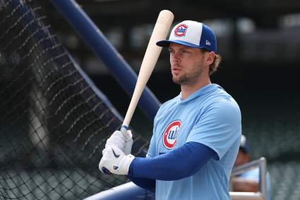 Los Chicago Cubs anuncian la incorporación de Nico Hoerner durante el partido contra los Diamondbacks.