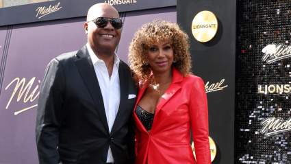 Holly Robinson Peete acompaña a su esposo Rodney Peete en el funeral de su querido amigo Patrick Muldoon.