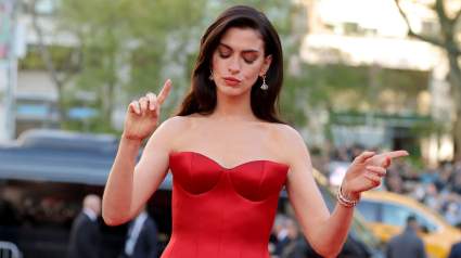 Las mejores y más impresionantes fotos de Anne Hathaway en la alfombra roja.