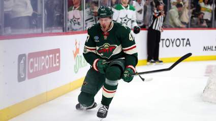 Los Vancouver Canucks reciben presiones para fichar a un jugador rudo y salvaje de 1,98 metros.
