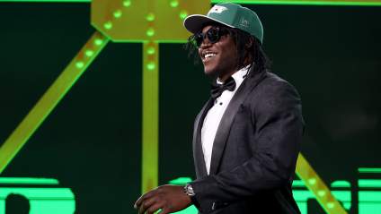 Los Jets firman a un joven defensor con un contrato multianual de 54,6 millones de dólares.