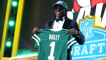 El ala defensiva de los Jets, David Bailey, recibe una advertencia a pocos días del inicio de los entrenamientos voluntarios.