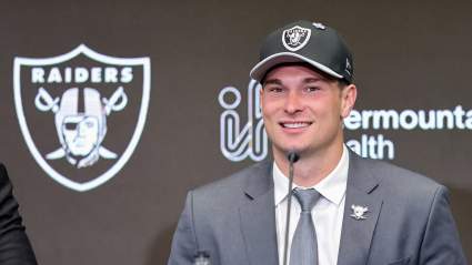 David Carr le da un consejo directo al mariscal de campo de los Raiders, Fernando Mendoza.