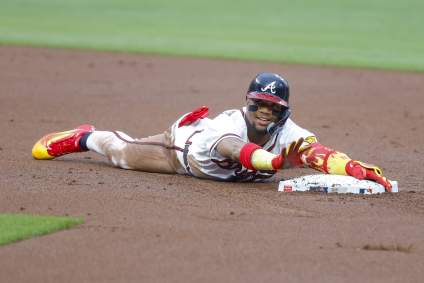 Ronald Acuña Jr. abandona el partido entre los Bravos y los Rockies por una lesión en el tendón de la corva.