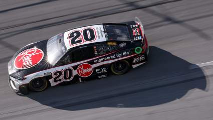 Christopher Bell se estrella contra el muro tras un contacto con Gilliland y se dirige al garaje en Texas.