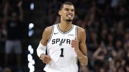 Los San Antonio Spurs anuncian su quinteto titular para el tercer partido contra los Minnesota Timberwolves.