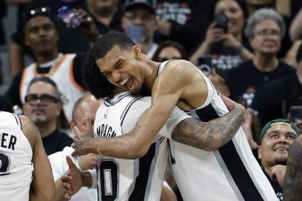 La estrella de los San Antonio Spurs, Victor Wembanyama, establece un récord en los playoffs de la NBA contra los Timberwolves.