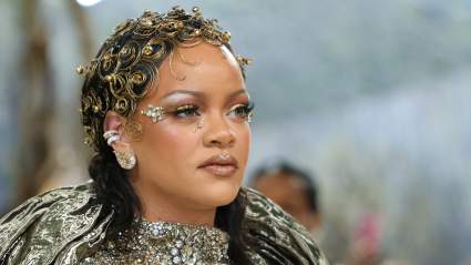 Rihanna llega: La reina deslumbra en la Gala Met 2026 con un diseño exclusivo de Maison Margiela.