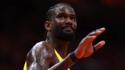 Un veterano de los Lakers critica a Deandre Ayton tras la victoria en el sexto partido.