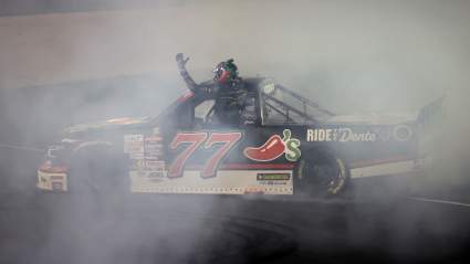 Carson Hocevar gana la carrera de la NASCAR Truck Series en Texas en tiempo extra.