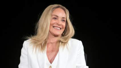Sharon Stone admite valientemente que fue víctima de un engaño en línea mientras intentaba usar aplicaciones de citas.