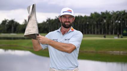 Cameron Young reacciona a su victoria en un evento del PGA Tour en el campo de golf de Donald Trump.
