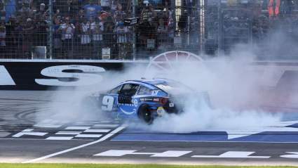 Chase Elliott se alza con la victoria en la NASCAR Cup Series en el Texas Motor Speedway.