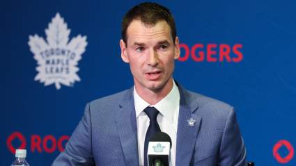 John Chayka explica por qué los Maple Leafs despidieron a Craig Berube.