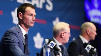 Continúan las repercusiones de la rueda de prensa de los Maple Leafs en la que se presentó a John Chayka.