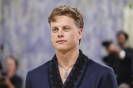 El mariscal de campo de los Bengals, Joe Burrow, asiste a la Met Gala tras su aparición en el Derby de Kentucky.