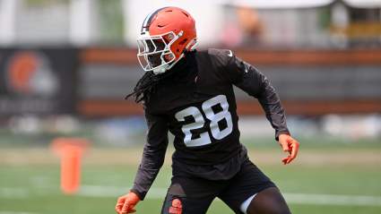 El novato de los Browns está siendo comparado con un jugador cinco veces seleccionado al Pro Bowl al comenzar el campamento de entrenamiento.