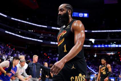 James Harden recibe duras críticas tras su pobre actuación en el partido entre los Cavaliers y los Pistons.