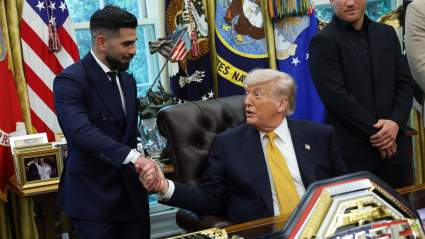 El presidente Trump recibe a luchadores de la UFC en el Despacho Oval.
