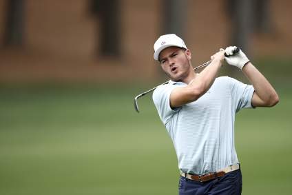 El mariscal de campo de los Patriots, Drake Maye, se vuelve viral tras un disparo que impactó a los aficionados en un campo de golf.