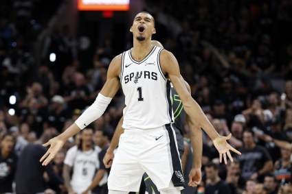 Victor Wembanyama fue expulsado tras una jugada violenta durante el cuarto partido entre los Timberwolves y los Spurs.