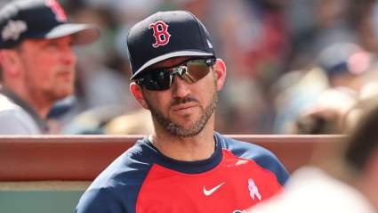 Los Red Sox anuncian una sorprendente "decisión del mánager" sobre un jugador de cuadro durante el partido contra los Braves.