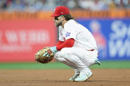 Los Philadelphia Phillies anuncian la noticia sobre Bryce Harper durante el partido contra los Rockies.