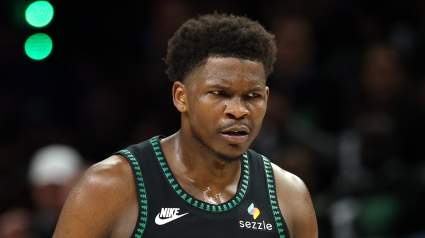 Los Timberwolves anuncian su quinteto inicial antes del quinto partido contra los Spurs.