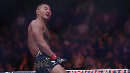 Joshua Van reacciona tras su épica victoria por nocaut en UFC 328.