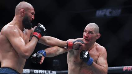 Sean Strickland derrota a Khamzat Chimaev en el evento principal de UFC 328.